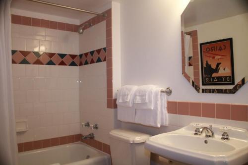 博尔德城博尔德大坝酒店的浴室配有盥洗盆、卫生间和浴缸。