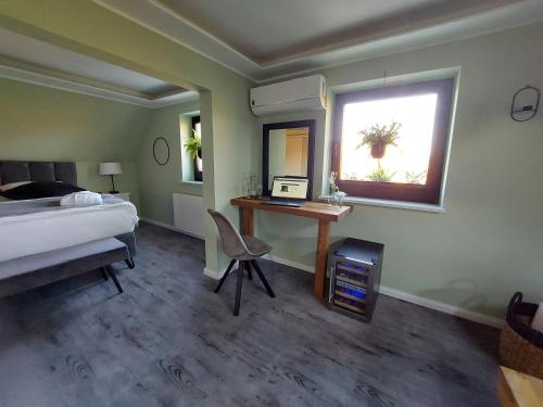 翁纳Hotel Hilleringmann的一间卧室配有一张床、一张书桌和一个窗户。