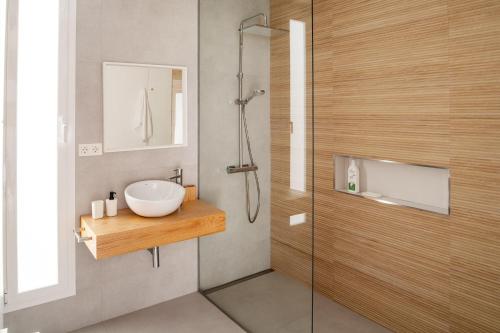 卡门港Areca by AGM Resorts的一间带水槽和淋浴的浴室