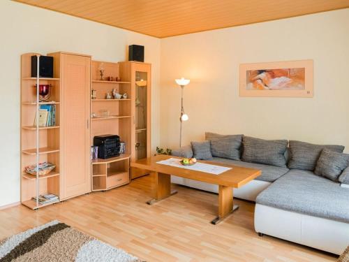 梅德巴赫Splendid Apartment near Ski Area in Medebach的客厅配有沙发和桌子
