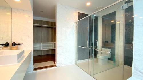 珍南海滩LAVANYA Private Pool Villa Residence 2 Floors @ Pantai Cenang.的一间带玻璃淋浴和水槽的浴室