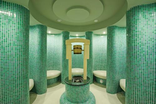 科布列季Castello Mare Hotel的浴室拥有绿松石瓷砖墙壁和卫生间。