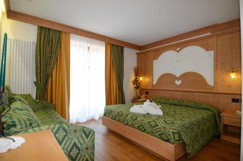 莫埃纳斯特拉阿尔宾纳酒店的酒店客房设有两张床和一张桌子。