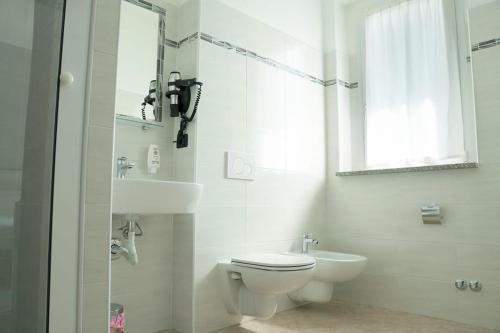 塞斯托-圣乔凡尼Hotel Pone的白色的浴室设有卫生间和水槽。