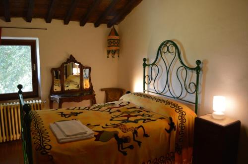 波马兰切Agri-Bio Podere Santa Palmira的一间卧室配有一张床、一张桌子和一面镜子