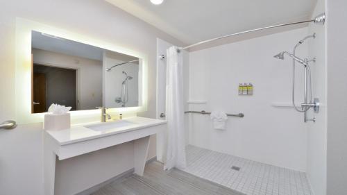 拉普拉斯拉普拉斯智选假日套房酒店的白色的浴室设有水槽和淋浴。