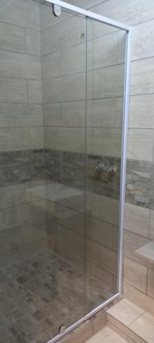 KosterNite Owl B&B的浴室里设有玻璃门淋浴