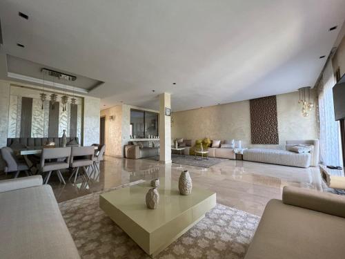 马拉喀什Villa golf prestigia marrakech的带沙发和桌子的大客厅