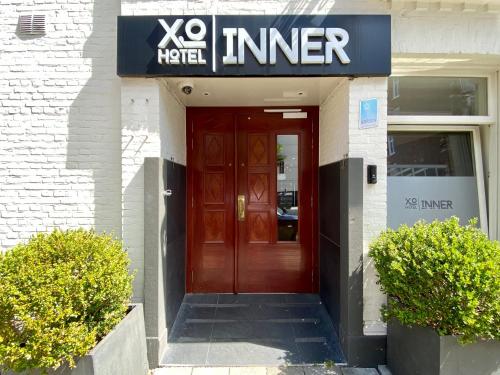 阿姆斯特丹XO因内酒店的商店前的红门