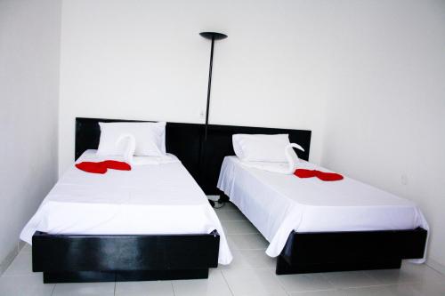 埃斯帕戈斯Académico do Sal的红色玫瑰花间内的两张床