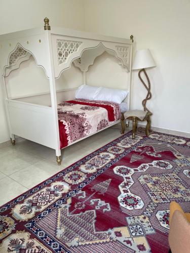 阿布扎比Alhosani property的一间卧室配有一张床和地毯