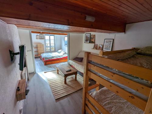 BelvédèreLou Refugi : Refuge de randonneurs 5* !的卧室享有上方的景致,配有双层床