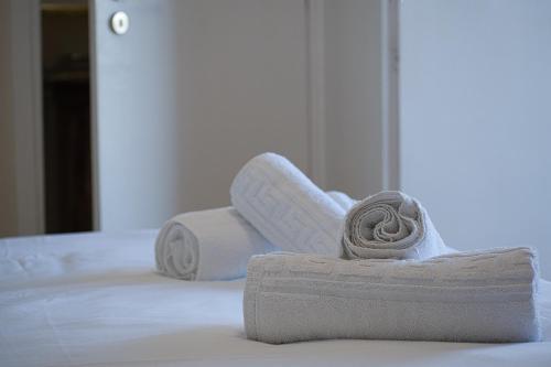 雅典Elegant flat Marousi District的床上的一大堆毛巾