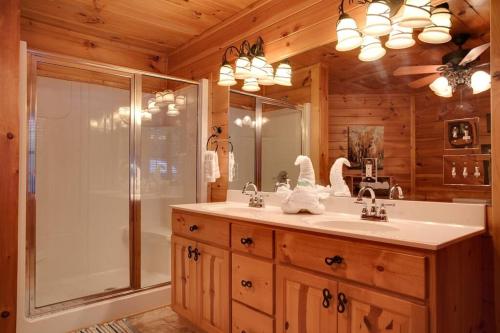 赛维尔维尔Lucky Cub Cabin的带淋浴、盥洗盆和镜子的浴室