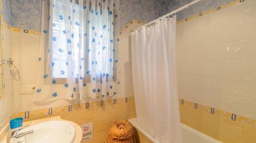 内尔哈Villa La Cola Nerja by Ruralidays的浴室配有淋浴帘和盥洗盆。