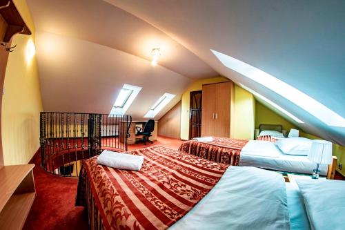 巴尔托希采Dworek Dębówko的酒店客房带两张床和楼梯