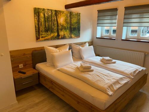 施尔奇Hotel Garni und Gaststätte Zum Holzfäller的一间卧室配有一张床,上面有两条毛巾