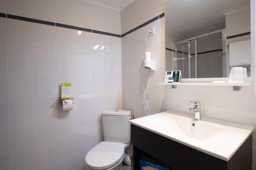 德勒钟楼酒店的白色的浴室设有卫生间和水槽。