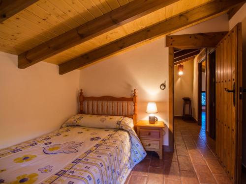 CóncharCortijo Fuente del Lino的一间卧室设有一张床和木制天花板