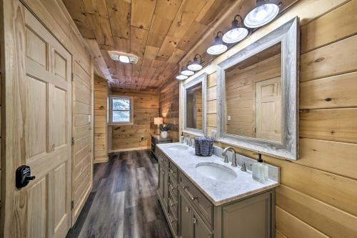 兰奇利Rangeley Retreat Cabin-Style Home Lake Access的一间带水槽和镜子的浴室