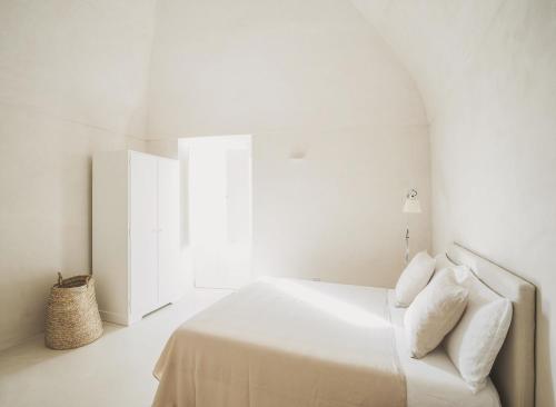 维耶斯泰Casa Pinta Rooms的白色的卧室设有床和窗户
