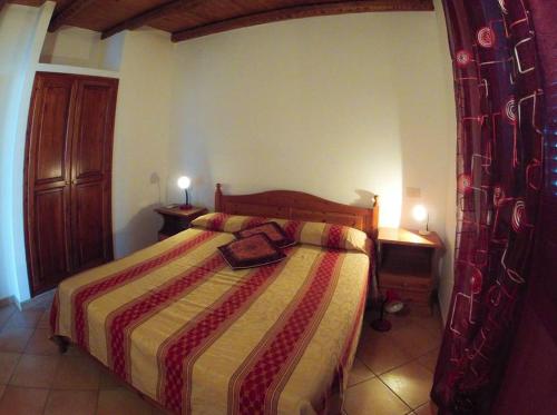兰佩杜萨Borgo Il Faro的一间卧室,配有一张带钱包的床