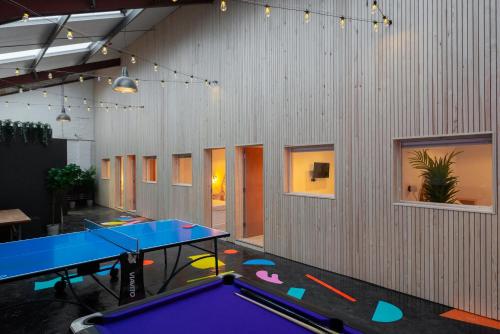 布里斯托CoalShed的乒乓球室,配有2张乒乓球桌