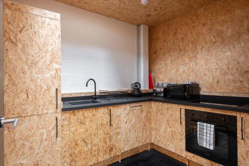 布里斯托CoalShed的厨房配有水槽和炉灶 顶部烤箱