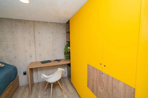 Laborcillas+MS +Loft Coworking +Vigilancia 24hrs +Internet y Amenities 408的卧室设有黄色墙壁和白色椅子