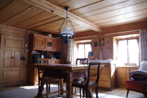 Valendas布伦度假屋的厨房配有大型木桌和椅子