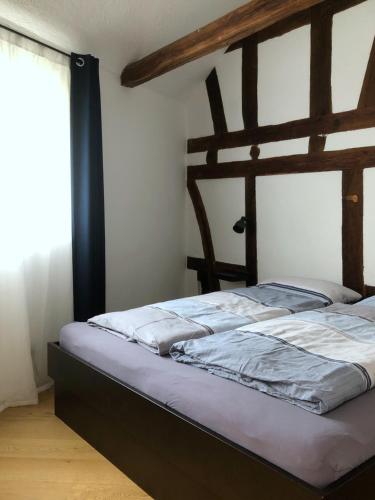 Runkel布特度假屋的卧室内的一张床铺,配有木制床架