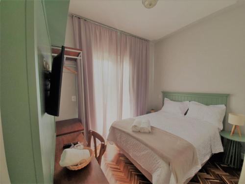 巴拉那瓜Paranaguá Lodge的一间卧室配有一张床和一台电视