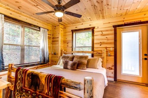 StarkeytownHidden Bear Cabin的小木屋内一间卧室,配有一张床