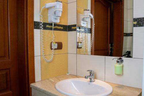 索库乌卡Restauracja i Pokoje Gościnne Verde的一间带水槽和镜子的浴室