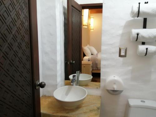 圣克里斯托瓦尔-德拉斯卡萨斯Hotel Na´Lum的一间带水槽、卫生间和镜子的浴室