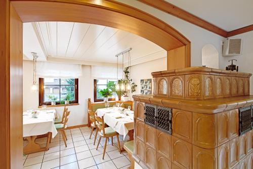 施吕希滕Landgasthof Druschel的餐厅设有1间带桌椅的用餐室