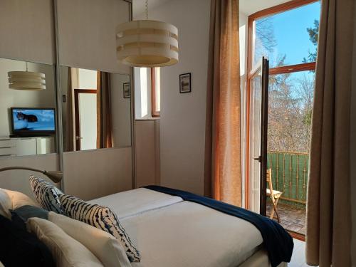 萨格勒布Apartment Antiope的一间卧室配有镜子、一张床和一个窗户