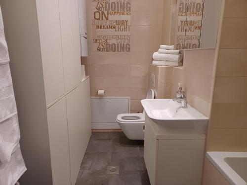 萨格勒布Apartment Antiope的浴室配有白色卫生间和盥洗盆。