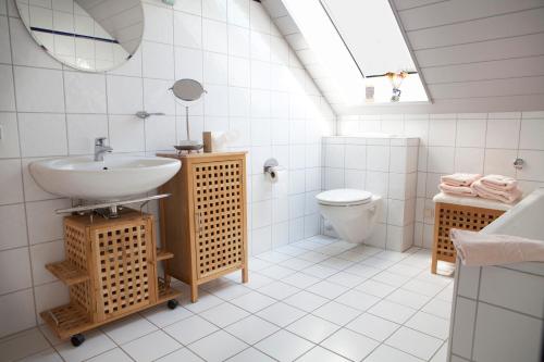 基尔吉斯私人出租酒店的白色的浴室设有水槽和卫生间。