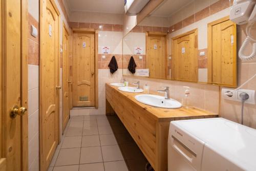 符拉迪沃斯托克IZBA旅舍 的一间带两个盥洗盆和大镜子的浴室