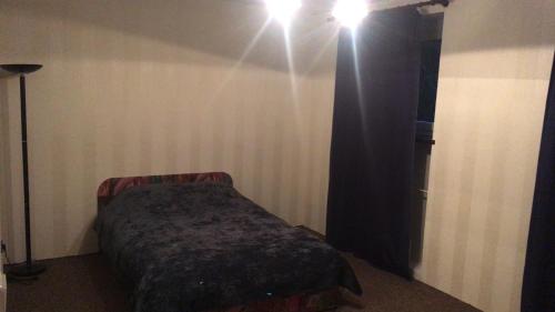 波兹南Książęca 41的一间卧室配有一张带黑色窗帘的床