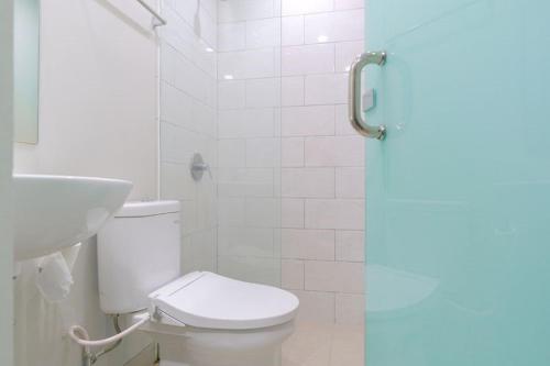 雅加达LeGreen Suite Sudirman的一间带卫生间和水槽的浴室