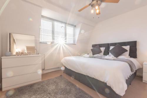 朴次茅斯BEST PRICE! LARGE HOME FOR 4 - SMART TV - COMFY BEDS - GARDEN - 4 Single Beds or 2 Doubles!的一间卧室配有一张带梳妆台和镜子的床