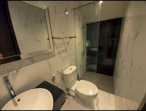 Kalibanteng-lorPuri Mediterania Semarang的白色的浴室设有卫生间和水槽。