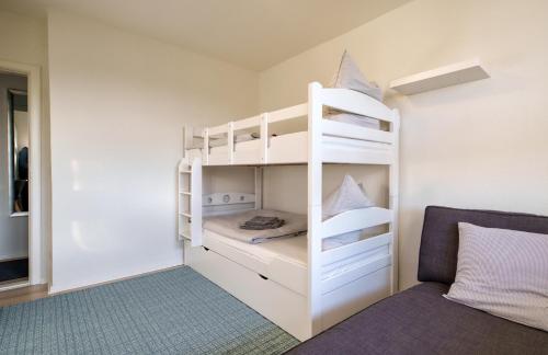 弗伦斯堡Fördepause的小房间设有双层床和沙发