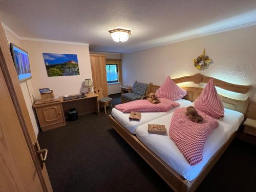 萨勒河畔瑙姆堡舒内卡尔伯酒店的酒店客房带两张床,上面有泰迪熊