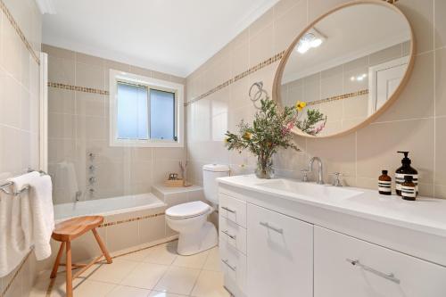 肯图巴Cliff Haven Retreat的浴室配有盥洗池、卫生间和镜子。