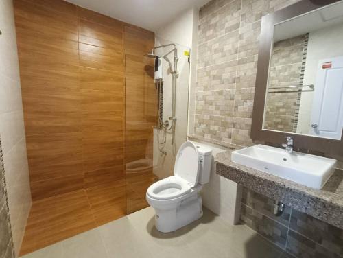洛坤府English Resotel : อิงลิช รีโซเทล的浴室配有卫生间、盥洗盆和淋浴。