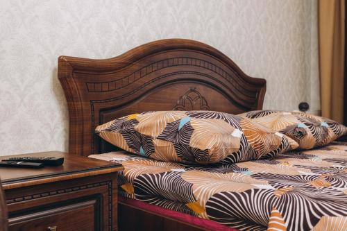 苏梅LUXE Apartments Illinskaya 3 floor的床上的2个枕头和木制床头板