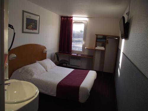 圣萨蒂南勒芒快克宫酒店的酒店客房设有床和水槽